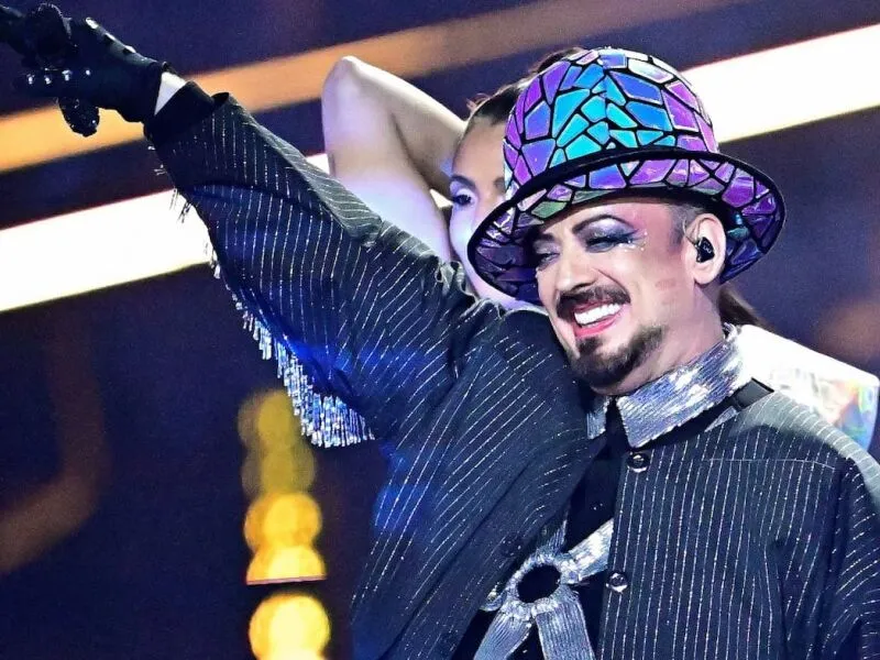 Boy George não participará de musical em Londres após polêmica por sua música pró-Israel