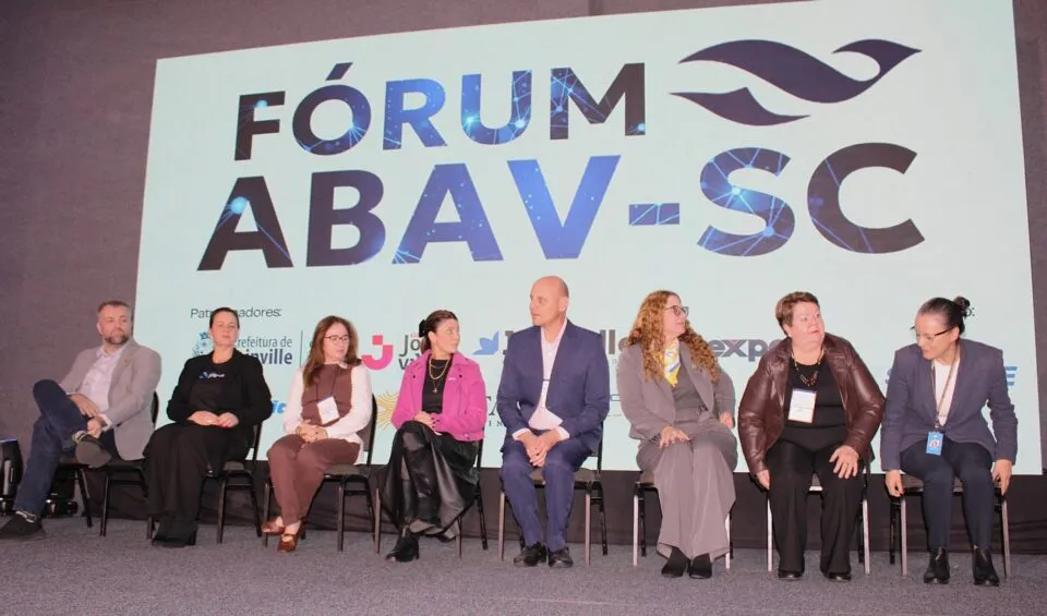 2º Fórum de Turismo Abav-SC reúne líderes do turismo e anuncia fórum de 2027; veja fotos
