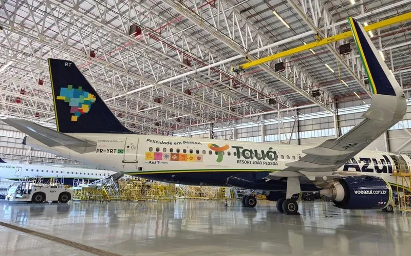 Airbus A320 da Azul ganha adesivo de resort do Nordeste