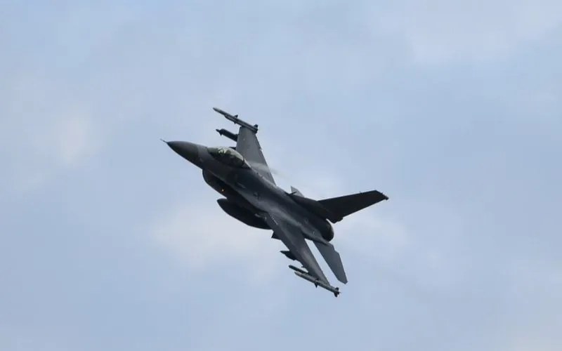 Caça F-16 destrói drone que violou espaço aéreo da Romênia