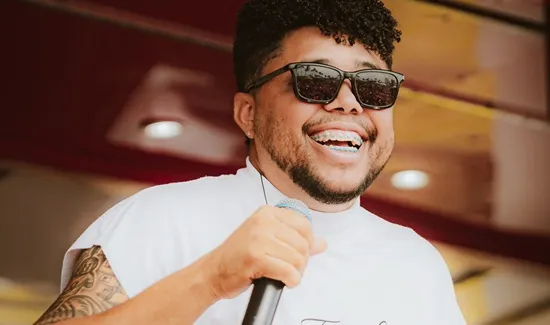 Cantor sergipano Nona grava novo audiovisual neste domingo, 2, em Aracaju