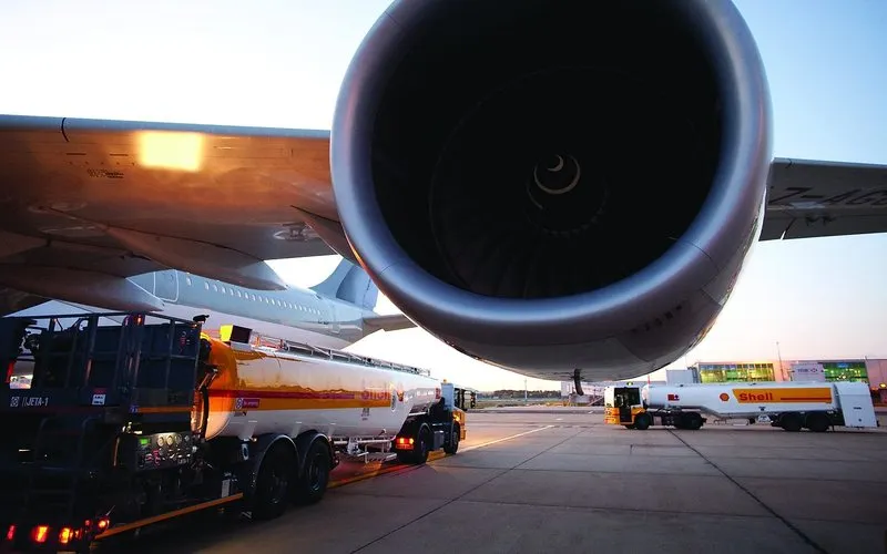 Crise no Estreito de Ormuz pressiona aviação e petróleo