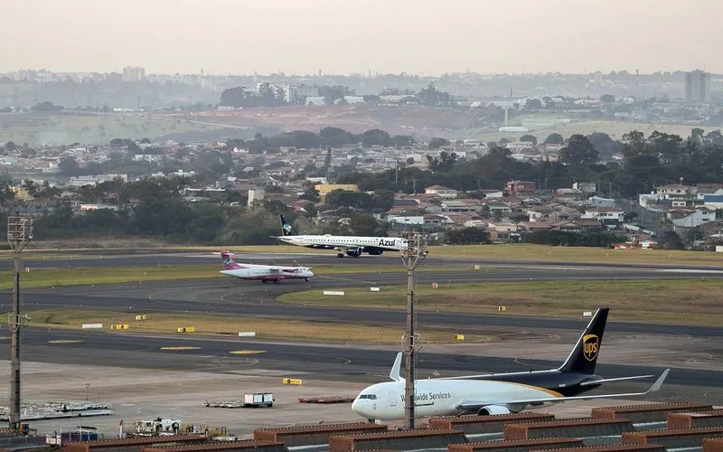 Demanda por passageiros recua, mas carga aérea mantém crescimento em maio