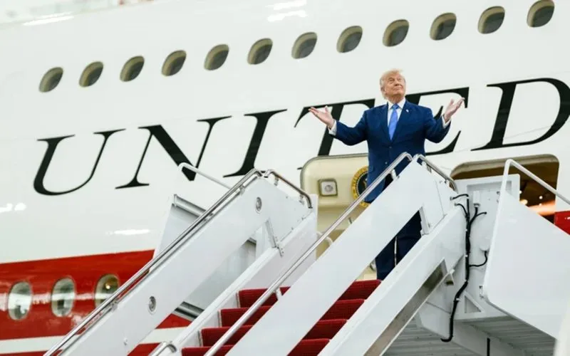 Donald Trump faz primeiro voo com novo Air Force One interino