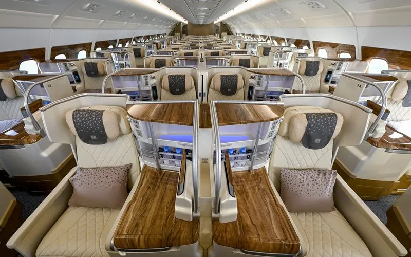 Emirates conclui retrofit de 100 aeronaves