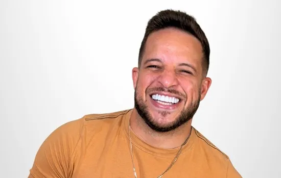 Flávio Andradde traz a Aracaju o show “Como Sobreviver à Própria Família?”