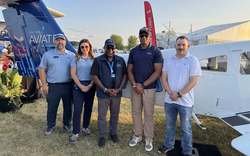 Piper entrega quinto PA-44 Seminole à escola de aviação da United Airlines