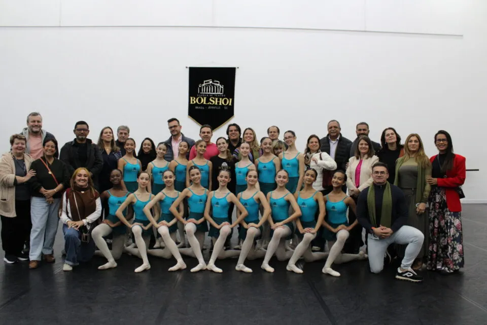 Representantes da Abav 2026 conhecem o Bolshoi de Joinville, a única filial do teatro fora da Rússia