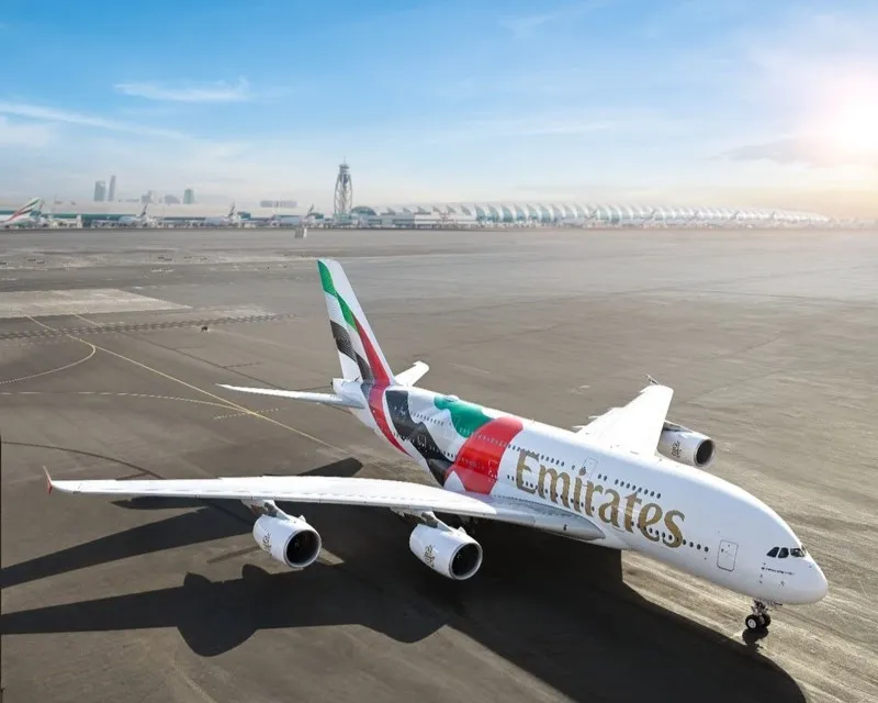 Voo da Emirates vira noite de tensão após desvio e passageiros passam 10 horas presos no avião