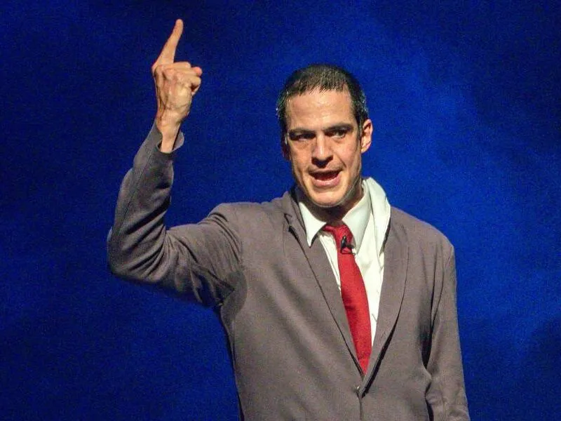 “O Figurante”, primeiro monólogo de Mateus Solano, ganha datas no Recife