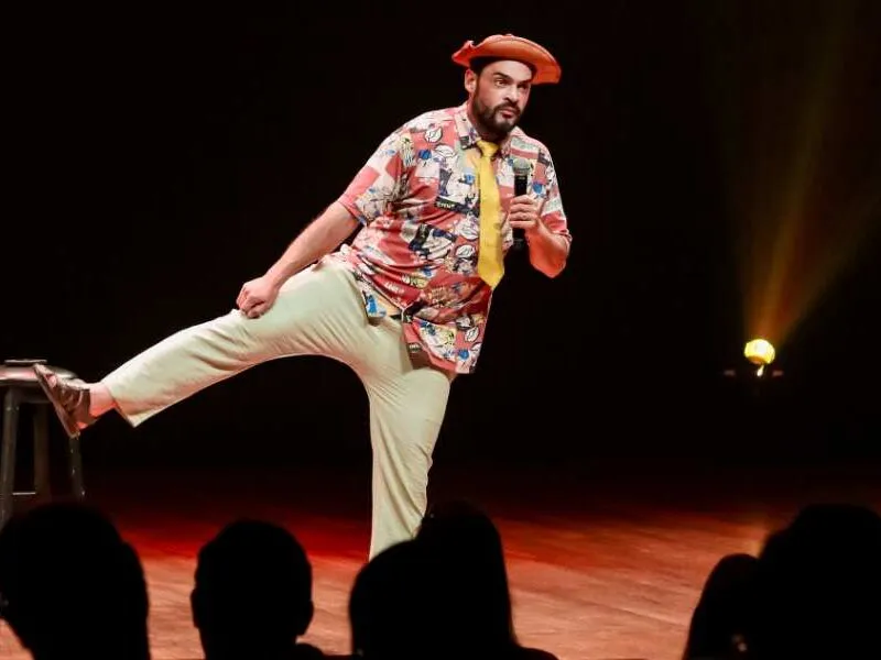 Matheus Ceará apresenta o espetáculo “Desculpa eu Ter Vindo!” no Teatro RioMar