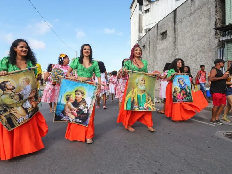 Festival das Bandeiras Juninas realiza cortejo cultural e religioso em Dois Unidos, neste domingo