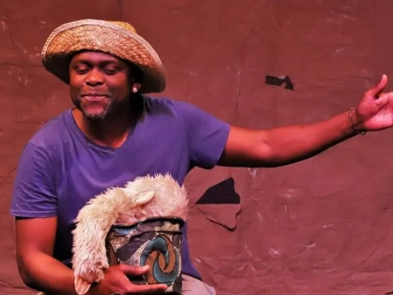 Artista moçambicano apresenta espetáculo teatral solo no Espaço O Poste