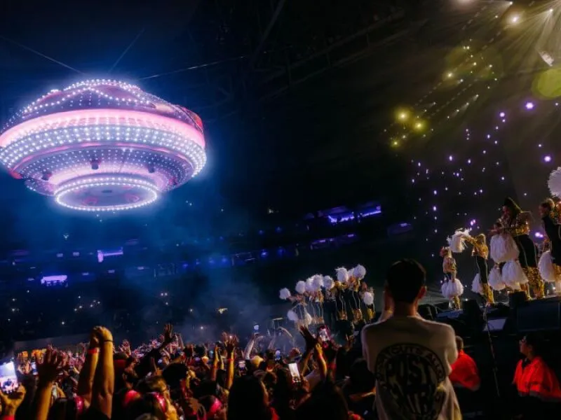 Xuxa leva nave para estádio em São Paulo; veja vídeos do show que vai rodar o Brasil
