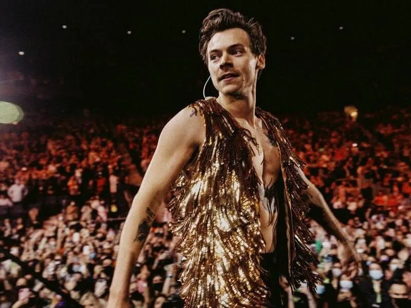 Viatura do Choque tomba após calçada ceder em frente ao Morumbis antes de show de Harry Styles em SP