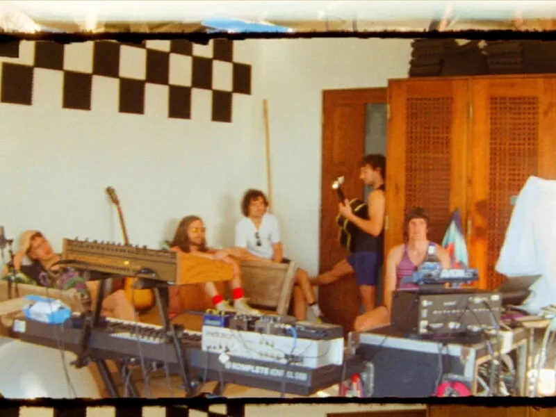 The Strokes lançam novo álbum “Reality Awaits” e turnê mundial inicia em agosto; ouça