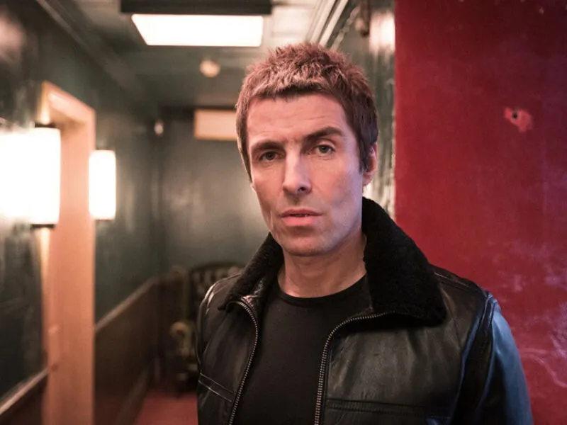 Liam Gallagher discute com brasileiro no X após crítica a “Wonderwall” na Copa: “Otário”