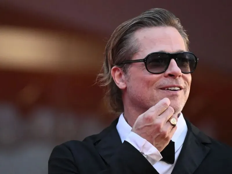 Filhos de Brad Pitt publicaram anúncios pedindo a retirada do sobrenome do pai