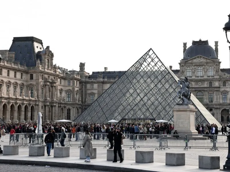 Galeria do roubo de joias do Louvre reabre na quarta-feira (22)