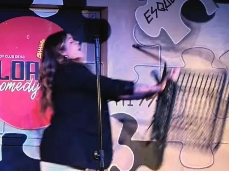 Comediante é agredida com cadeirada durante show em SC; agressora fugiu após ataques