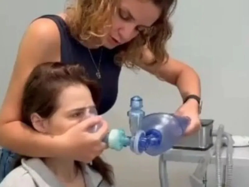 Letícia Colin explica tratamento de fisioterapia respiratória; entenda para que serve a técnica