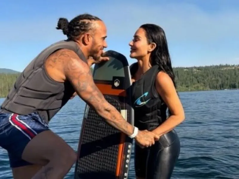Lewis Hamilton compartilha momentos românticos com Kim Kardashian
