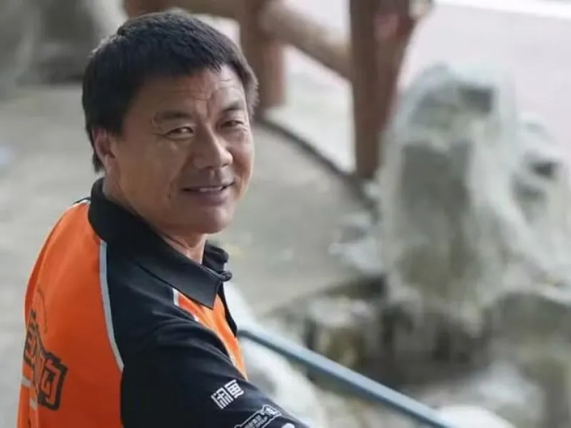 Entregador vence um dos maiores prêmios literários da China com poemas escritos durante o trabalho