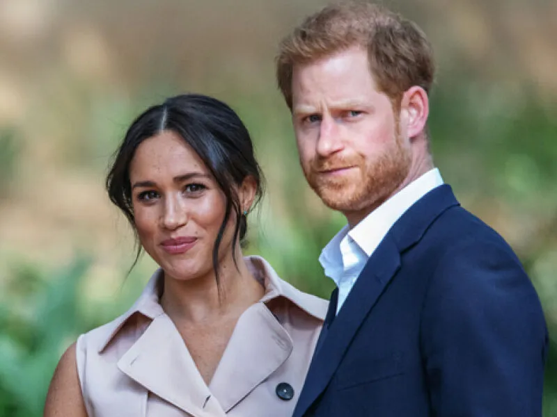 Príncipe Harry e família retornam ao Reino Unido