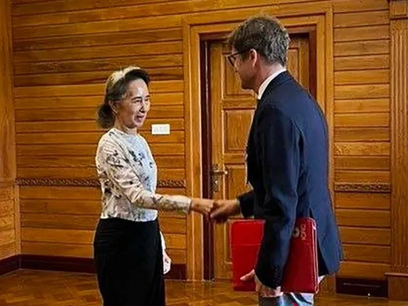 Aung San Suu Kyi, Nobel da Paz presa em Mianmar, reúne-se com delegado da Cruz Vermelha