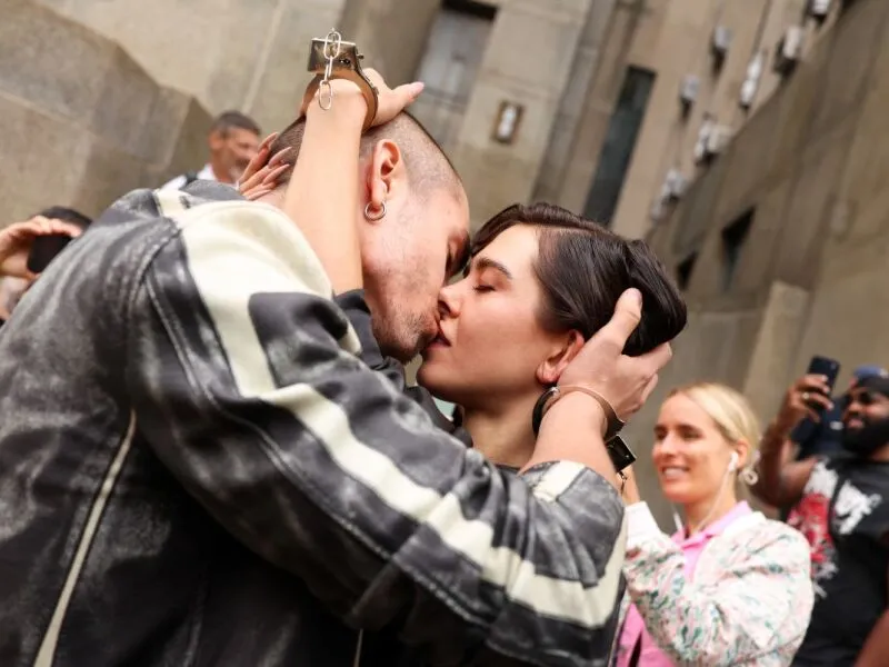 Escaladores do Empire State se beijam em frente a tribunal