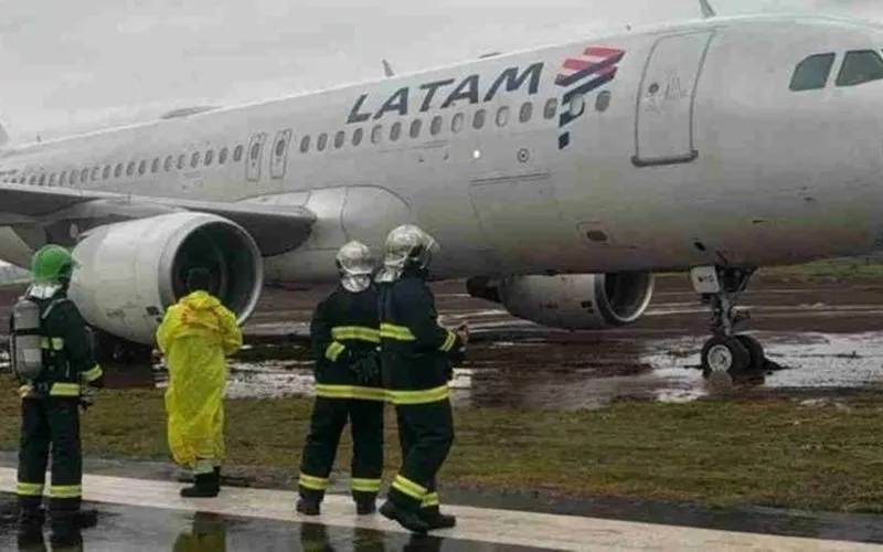 Avião da Latam sai da pista em aeroporto no Paraná
