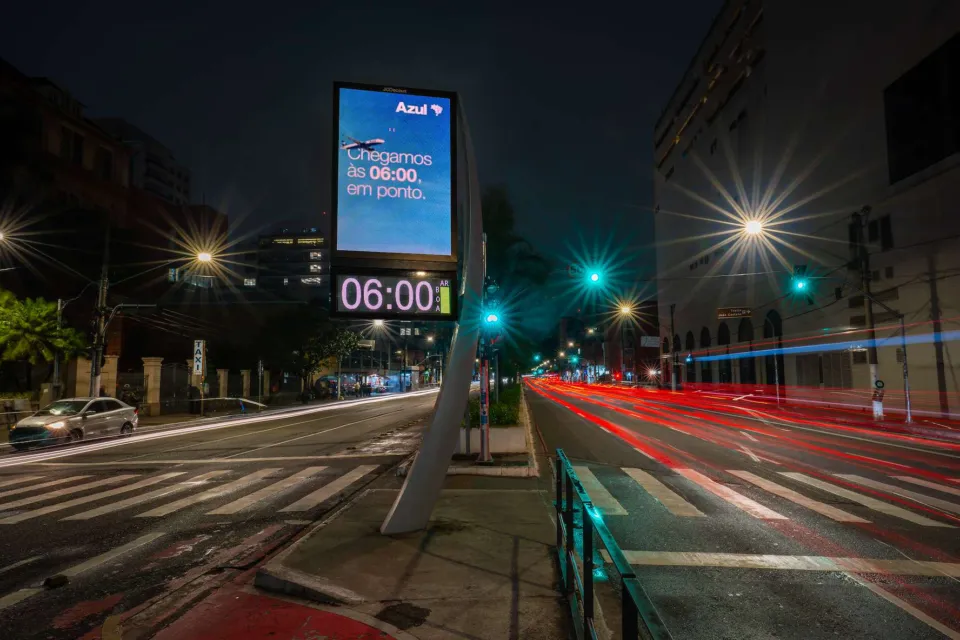 Azul transforma pontualidade em campanha de mídia exterior em São Paulo e Campinas