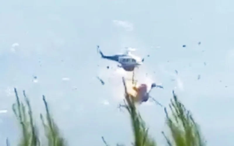 Dois helicópteros de combate a incêndios colidem em voo na Grécia