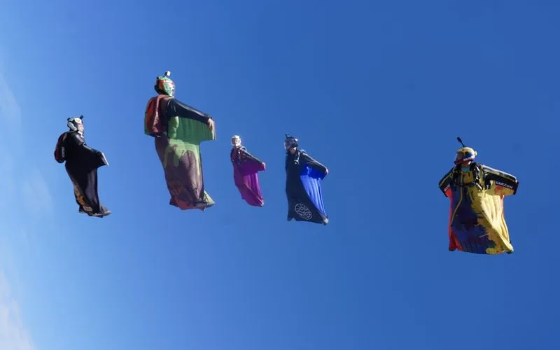 Festival de wingsuit reúne atletas de oito países em São Paulo