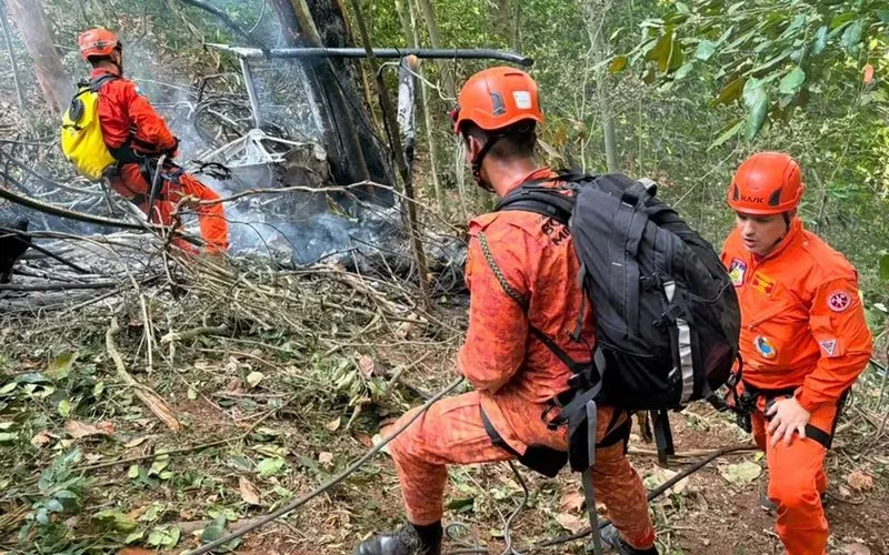 Helicóptero com quatro pessoas a bordo cai no Rio de Janeiro
