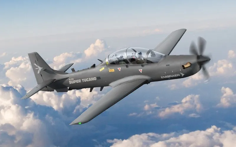 Letônia avalia o Embraer A-29 Super Tucano para interceptar drones