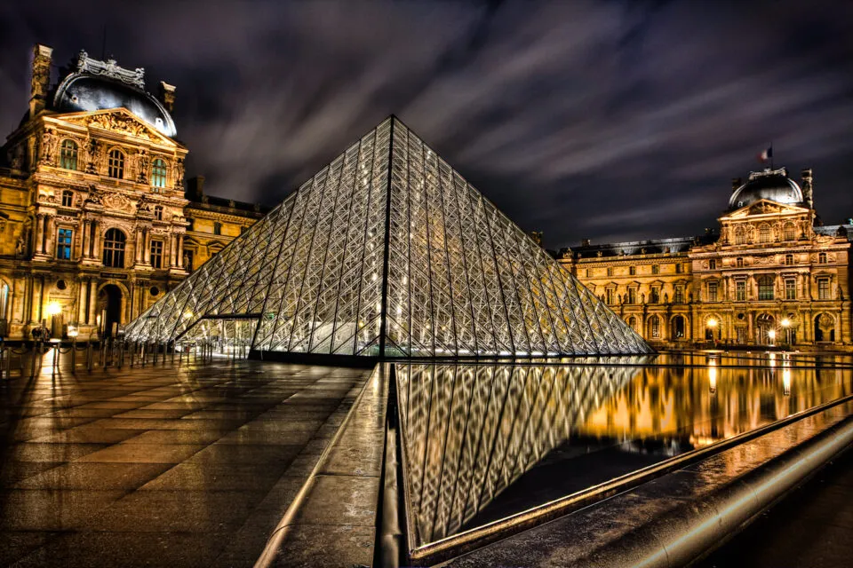 Louvre reabre Galeria de Apolo após roubo de 102 milhões de dólares