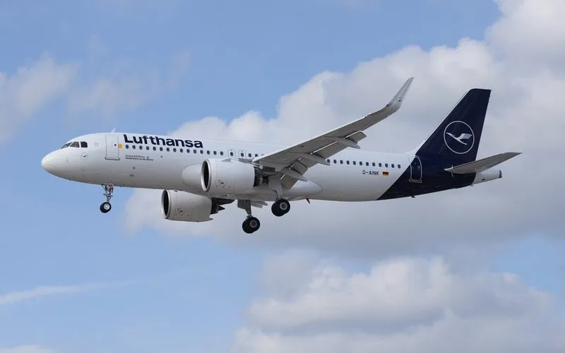 Mais de 800 aviões da Lufthansa terão internet da Starlink