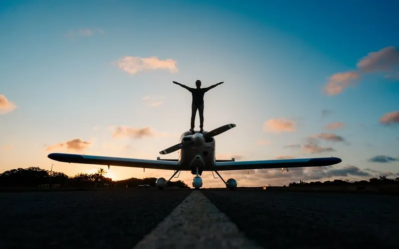 Piloto brasileiro completa volta ao mundo solo em avião experimental