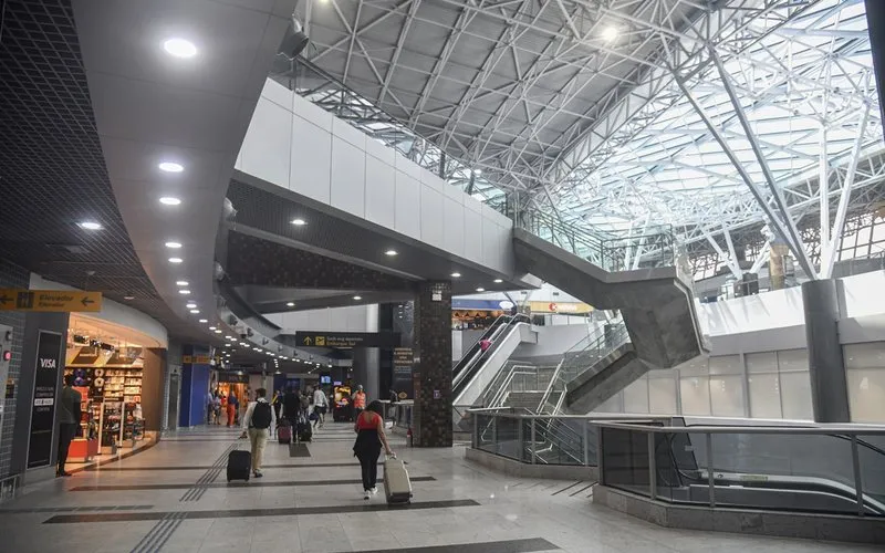 Quais aeroportos brasileiros têm o melhor acesso ao transporte urbano?