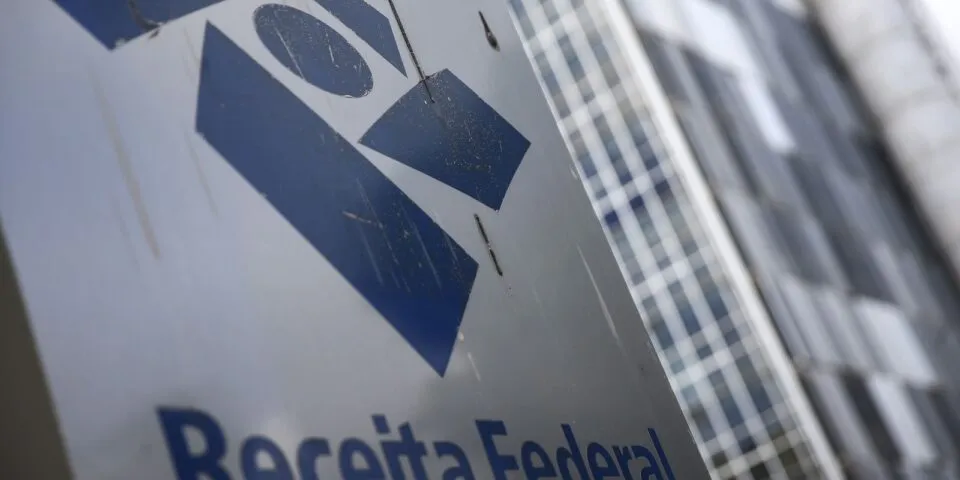 Receita paga nesta segunda último lote de restituição do IR 2026