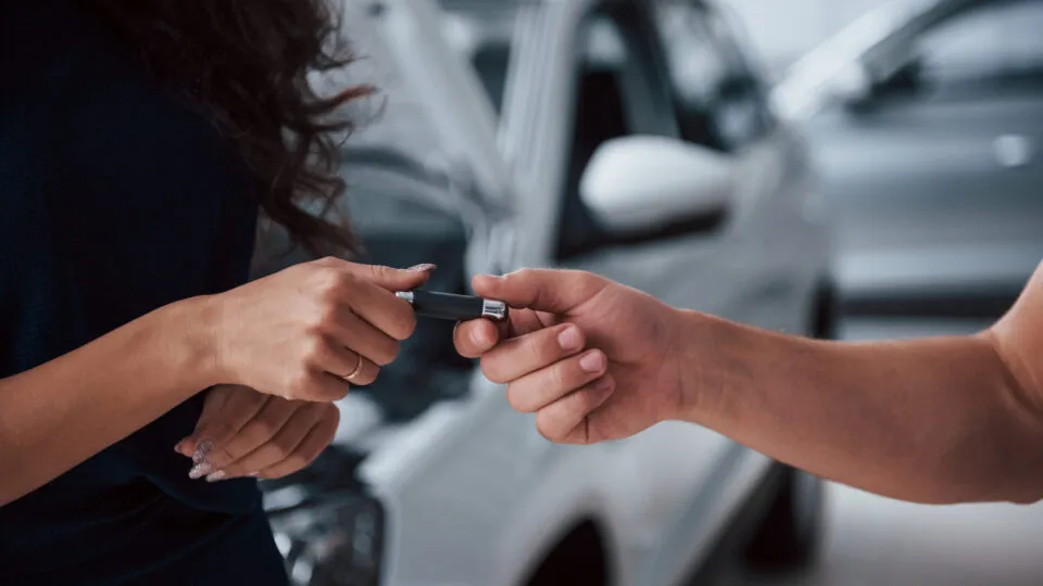 Vai alugar carro no exterior? ABLA orienta sobre cuidados antes de fechar a reserva