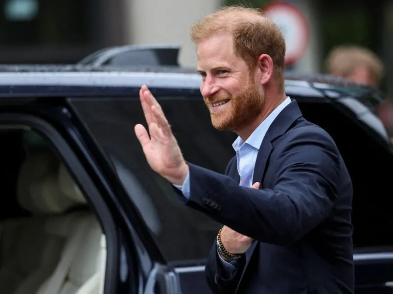 Príncipe Harry e celebridades deverão pagar £ 9,5 mi ao Daily Mail