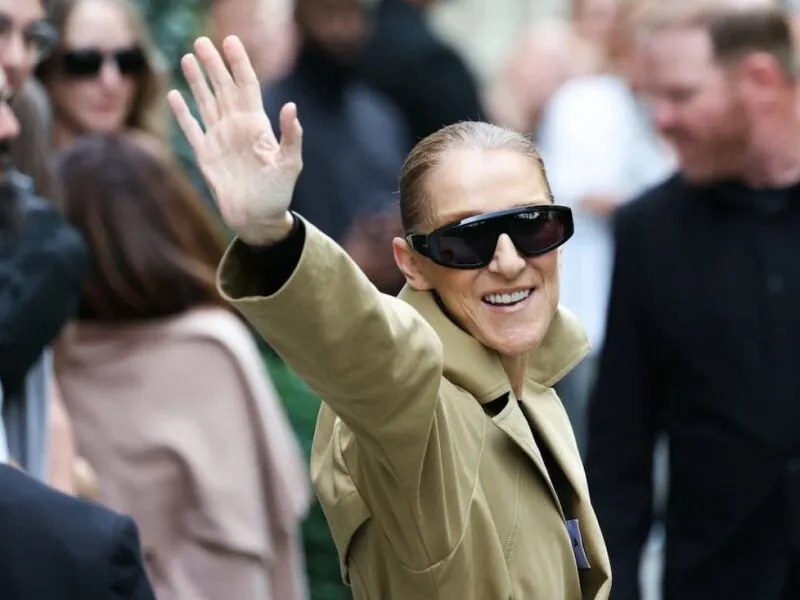 Céline Dion chega à França para retornar aos palcos