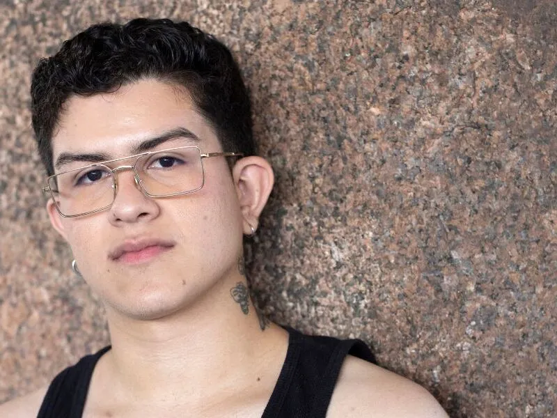 Influenciador pernambucano, Lucas Barros estreia como autor com livro sobre abandono e morte