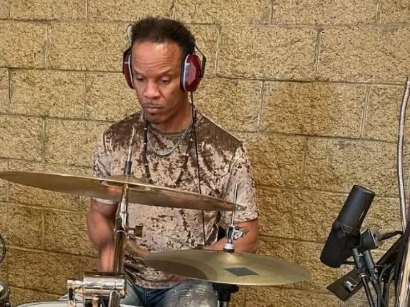Baterista do Earth, Wind & Fire está em coma induzido após parada cardíaca antes de show