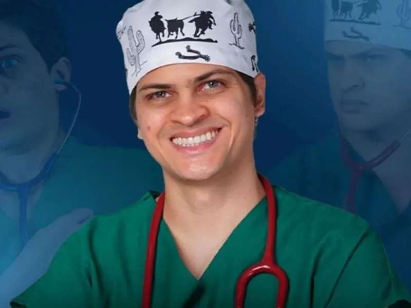 Teatro RioMar Recife recebe espétaculo “Deu a Louca no Dr.”, do pernambucano Vinicius Augusto
