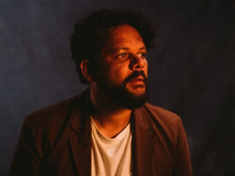 Marcos Almeida transforma o instante em canção no novo single “Mística”
