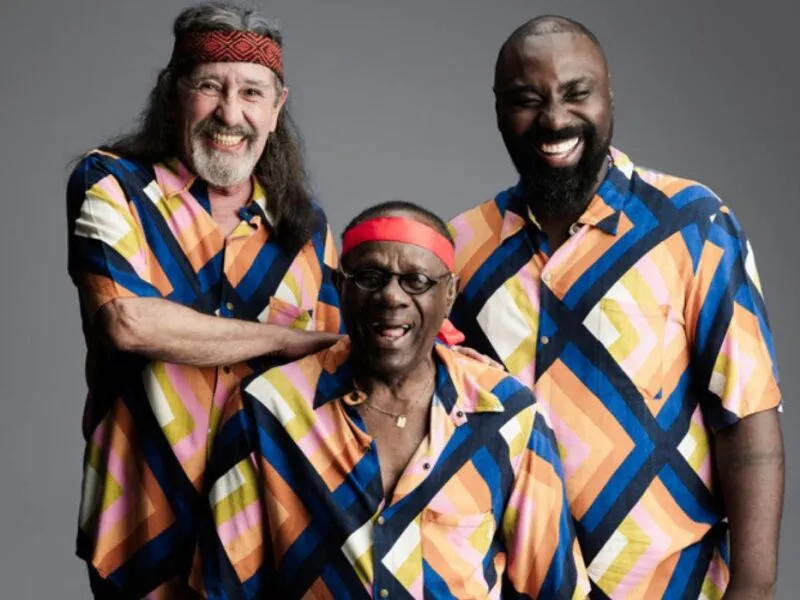 Trio Mocotó reúne samba-rock, rap e pop no Bem Brasil deste domingo (9)