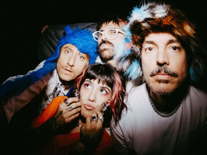Supercombo lança audiovisual que une clipes de duas faixas de ”Caranguejo”